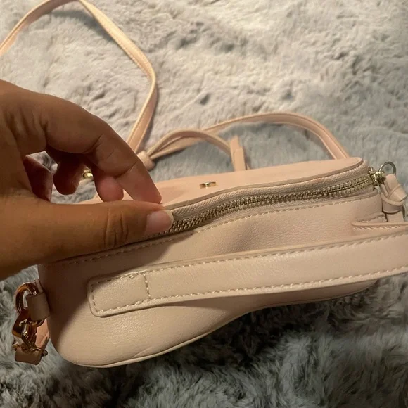 Light pink heart shaped crossbody or clutch purse LIKE NEW - Picture 7 of 8